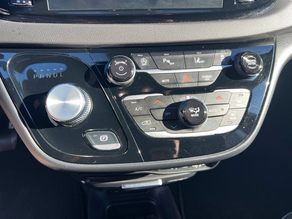 Certified 2025 Chrysler Pacifica Select FWD image 39