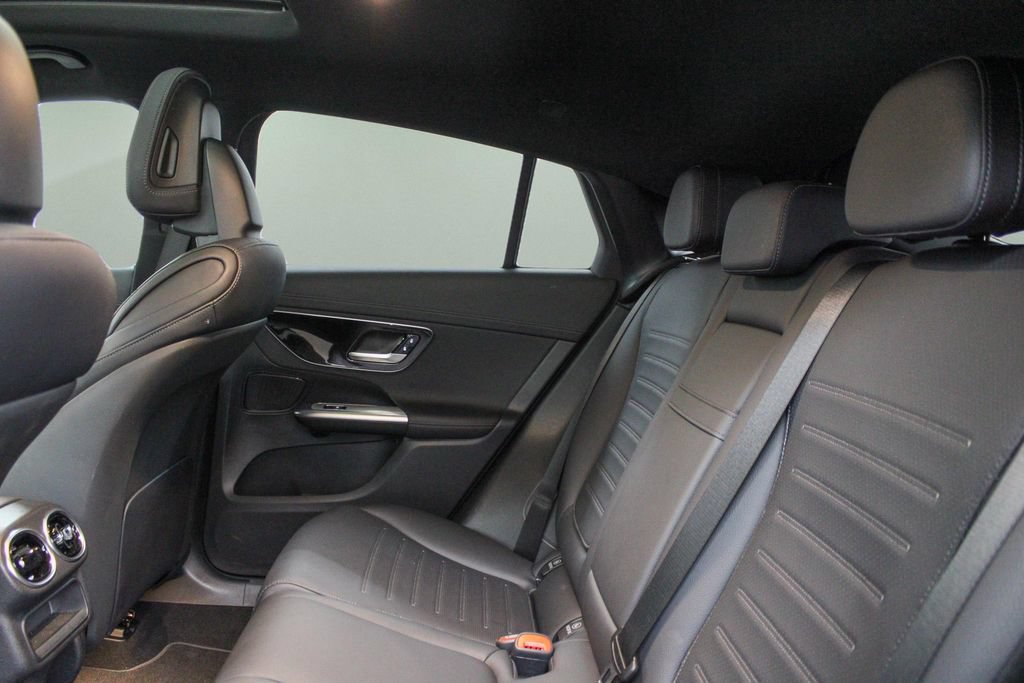 Used 2025 Mercedes-Benz GLC 300 4MATIC image 26