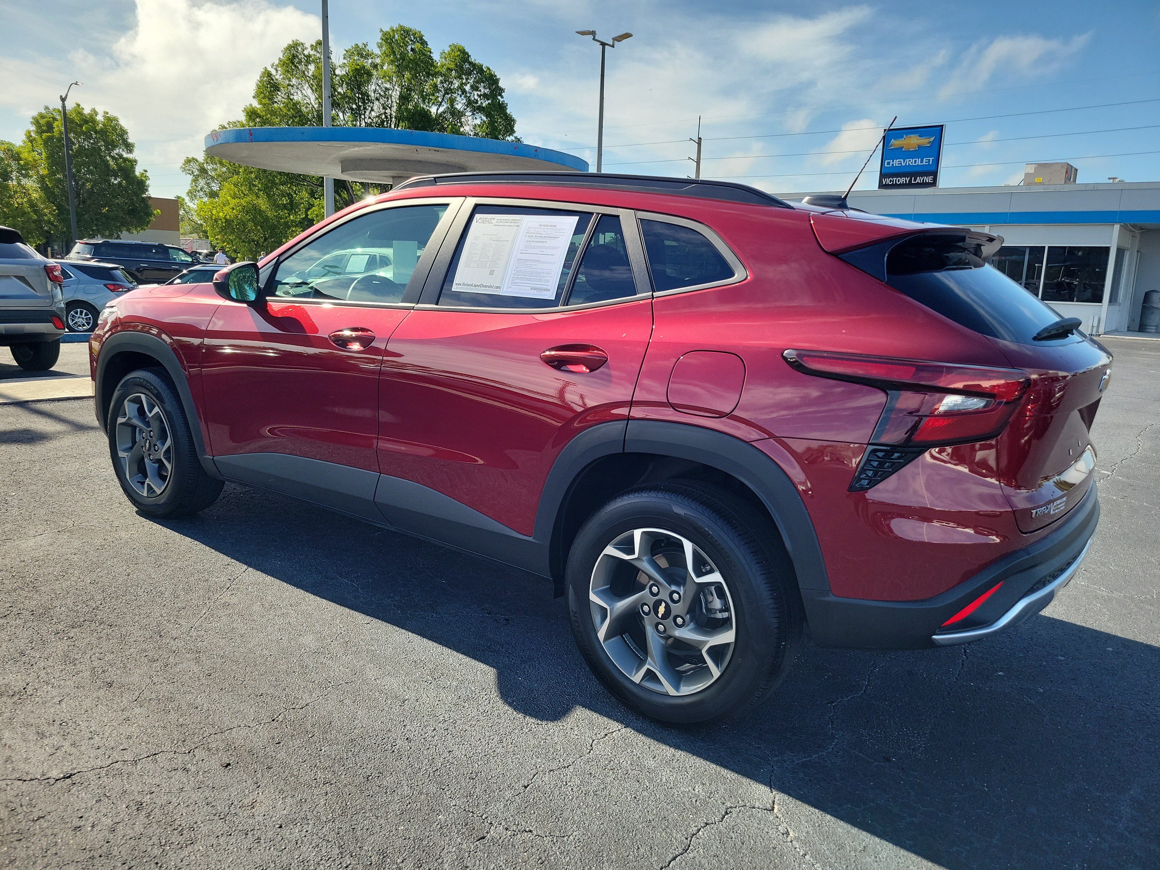 Used 2025 Chevrolet Trax LT w/ LT Convenience Package FWD image 3