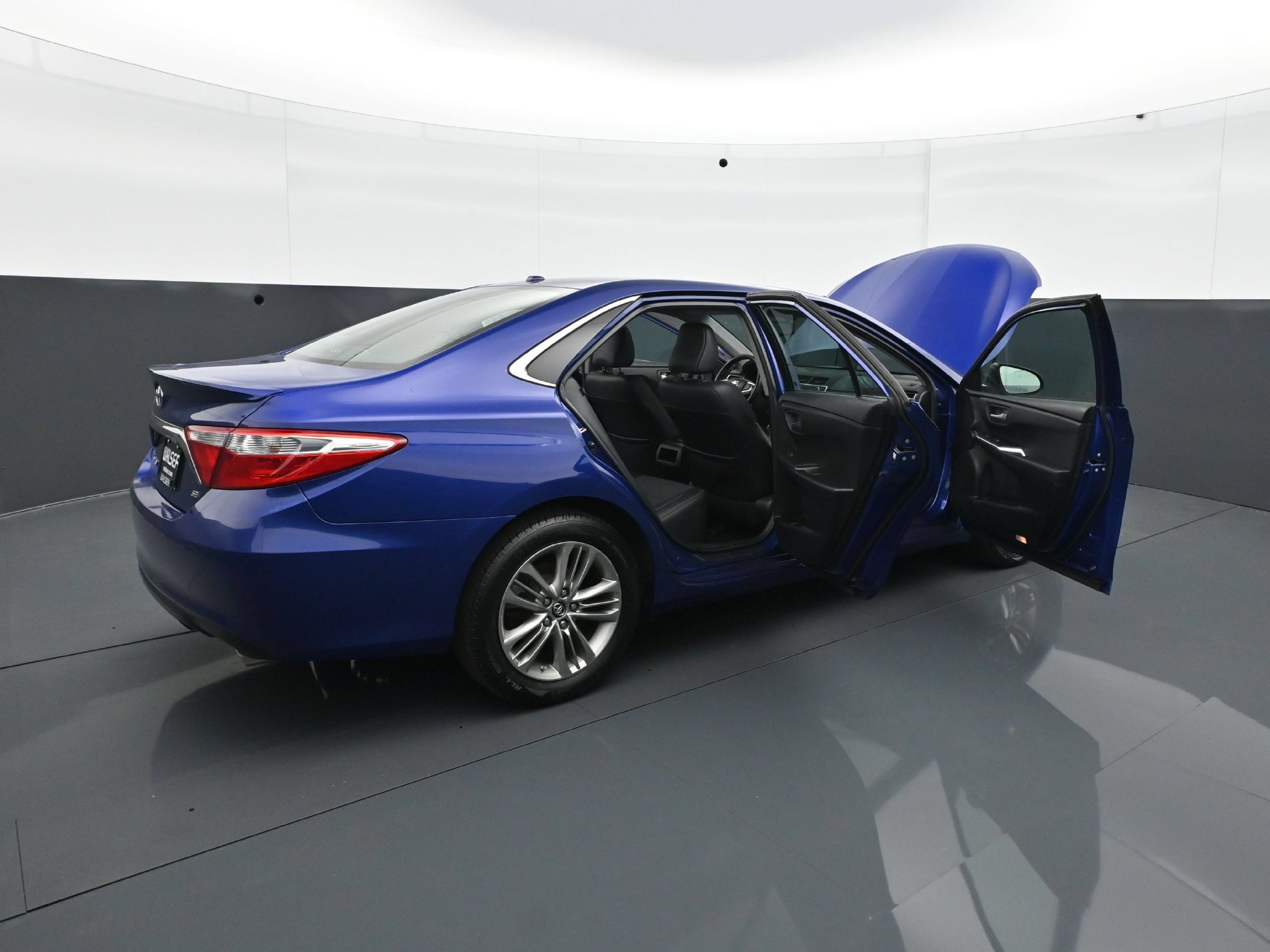 Used 2016 Toyota Camry SE w/ Moonroof Package FWD image 41