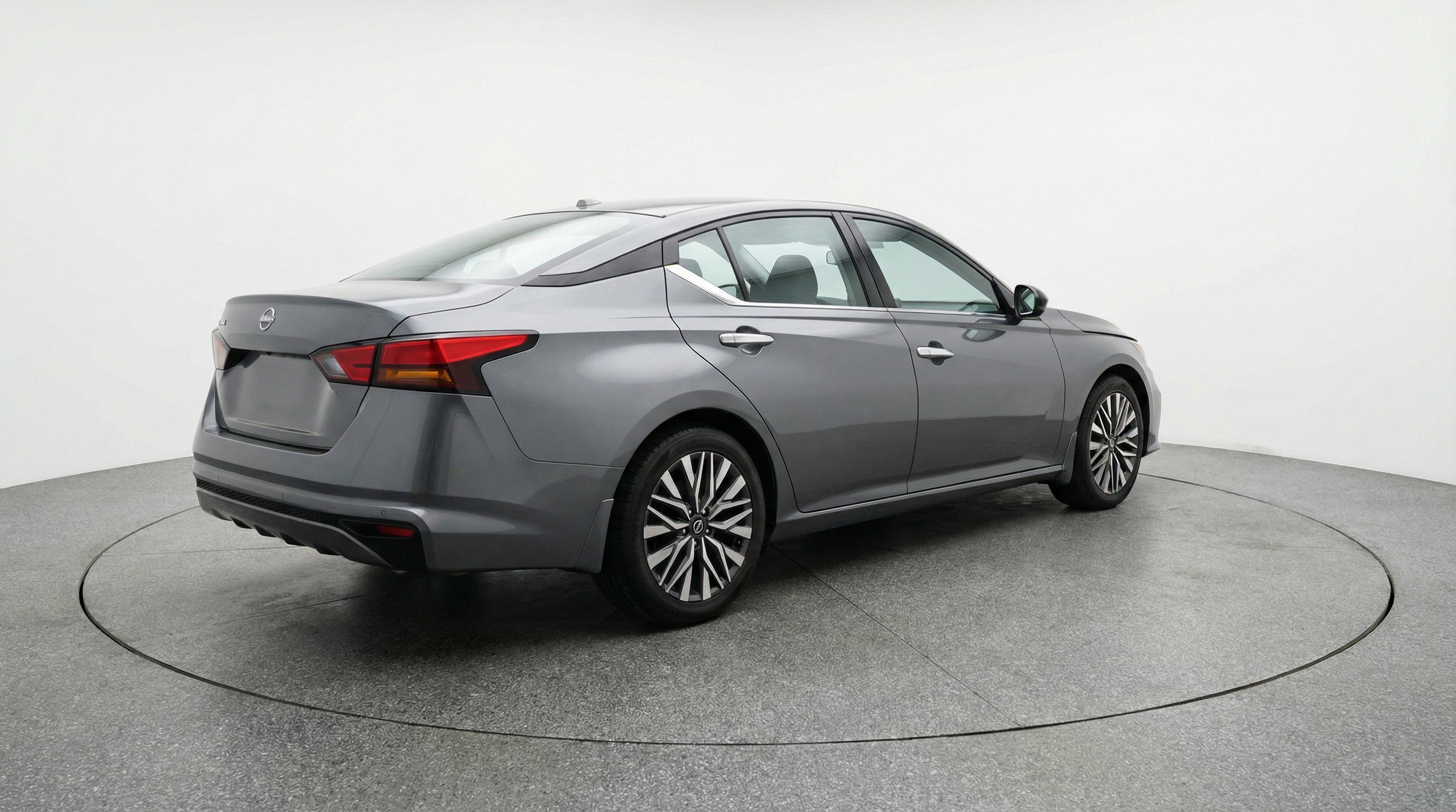Used 2025 Nissan Altima 2.5 SV image 9