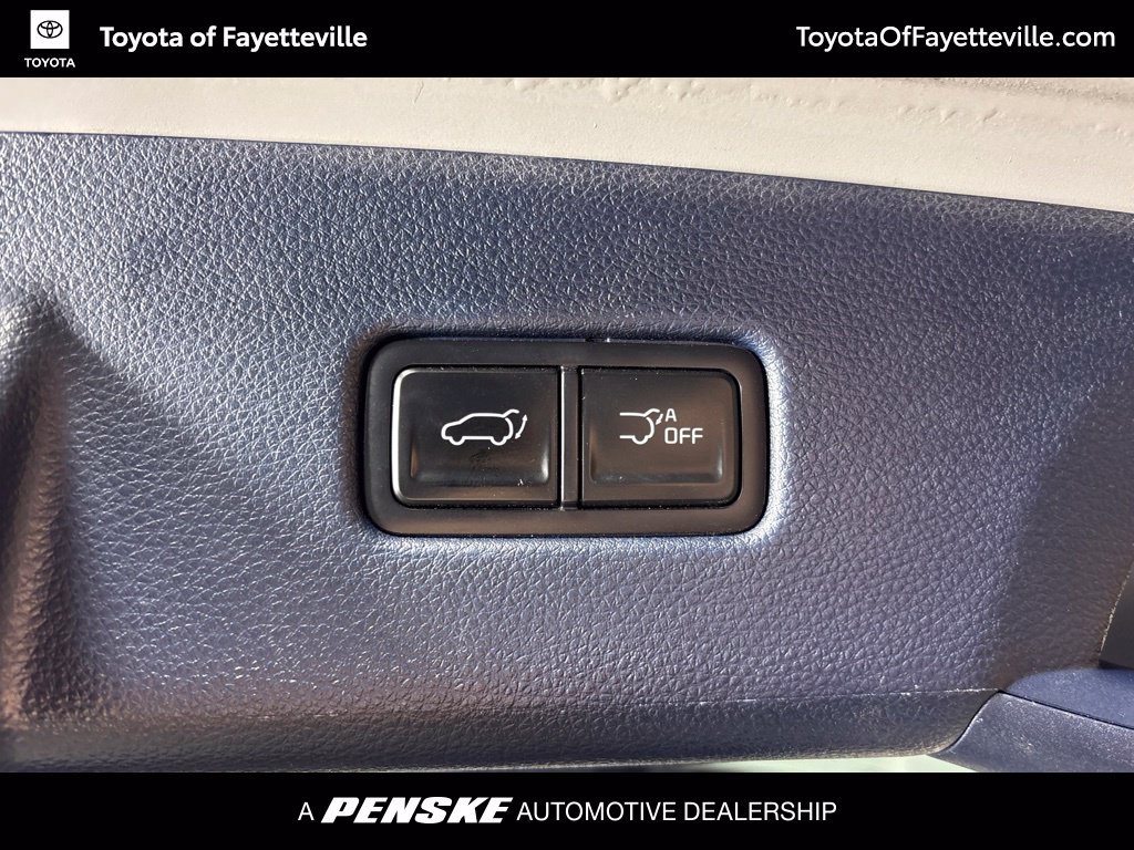 Used 2025 Kia Carnival EX FWD image 13