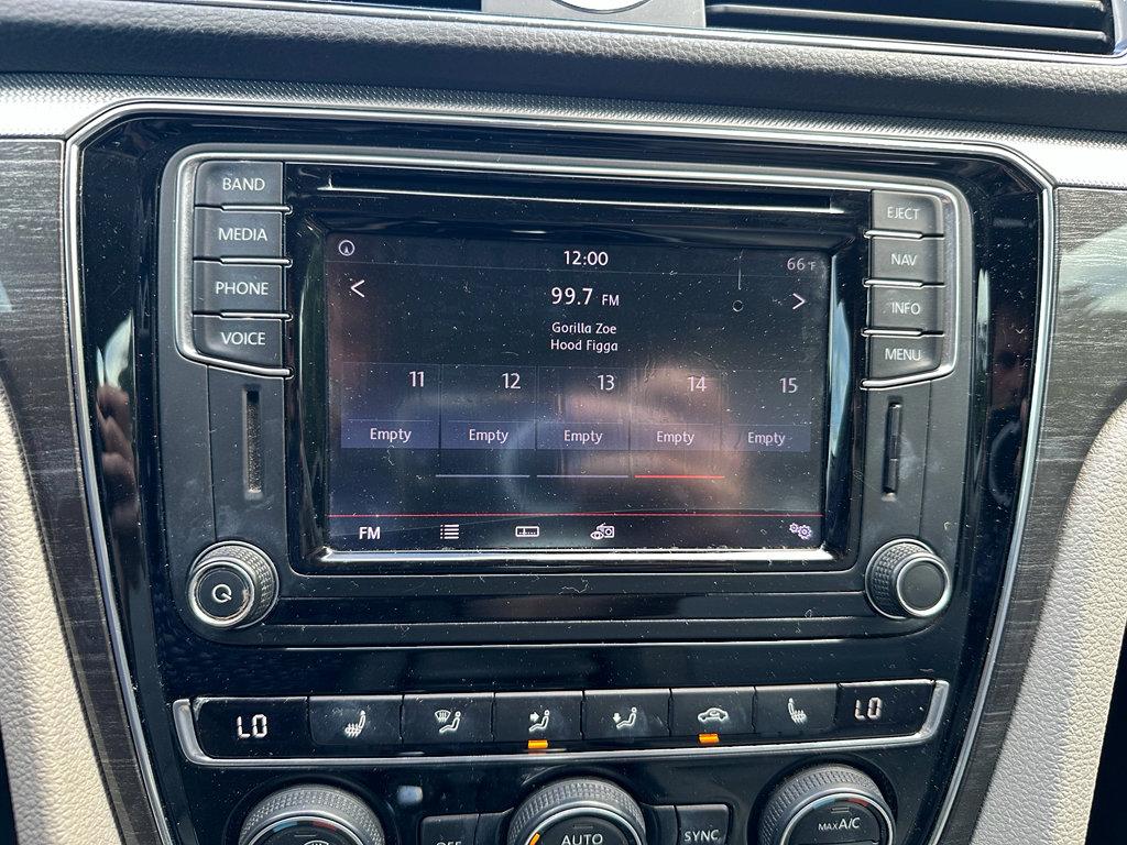 Used 2017 Volkswagen Passat 1.8T SE FWD image 11