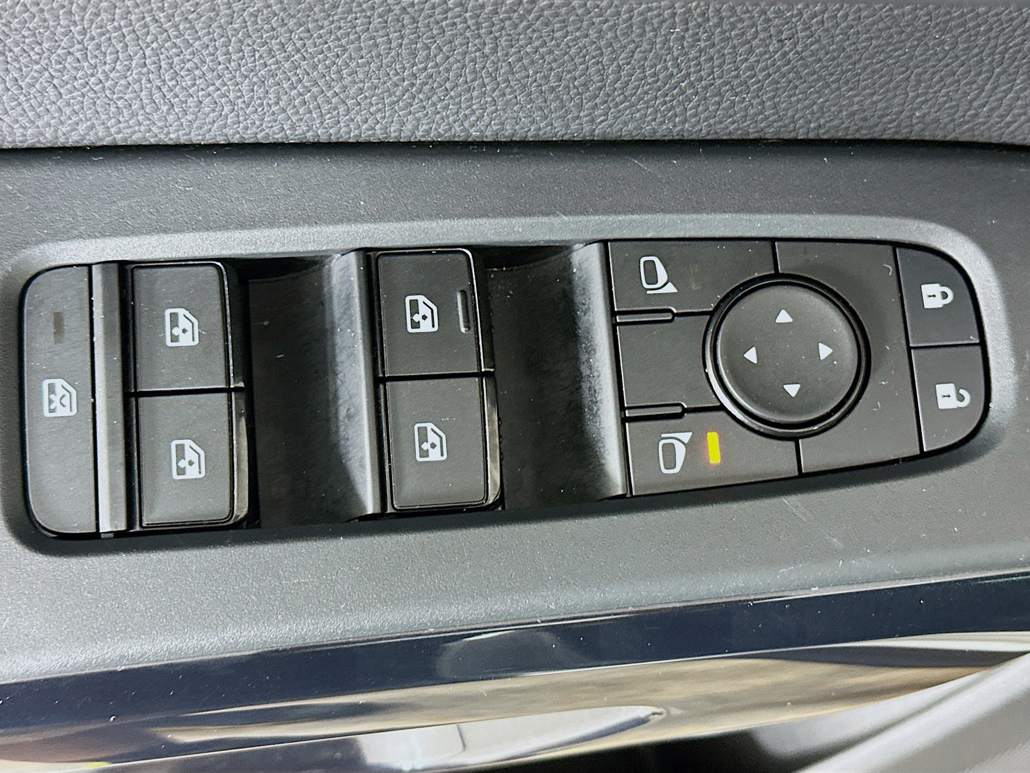 Used 2025 Nissan Pathfinder SV AWD/4WD image 15