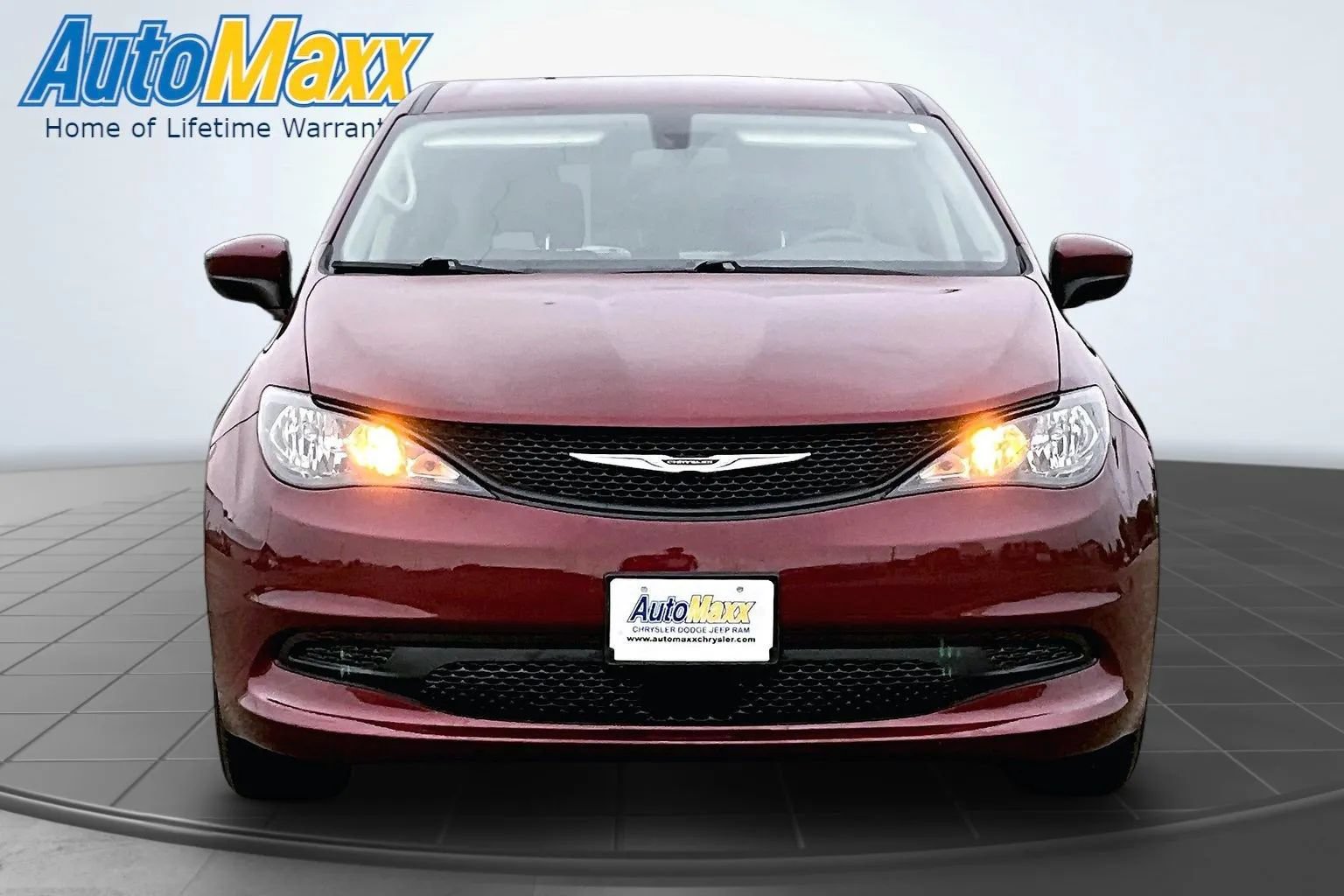 Used 2021 Chrysler Voyager L FWD image 2