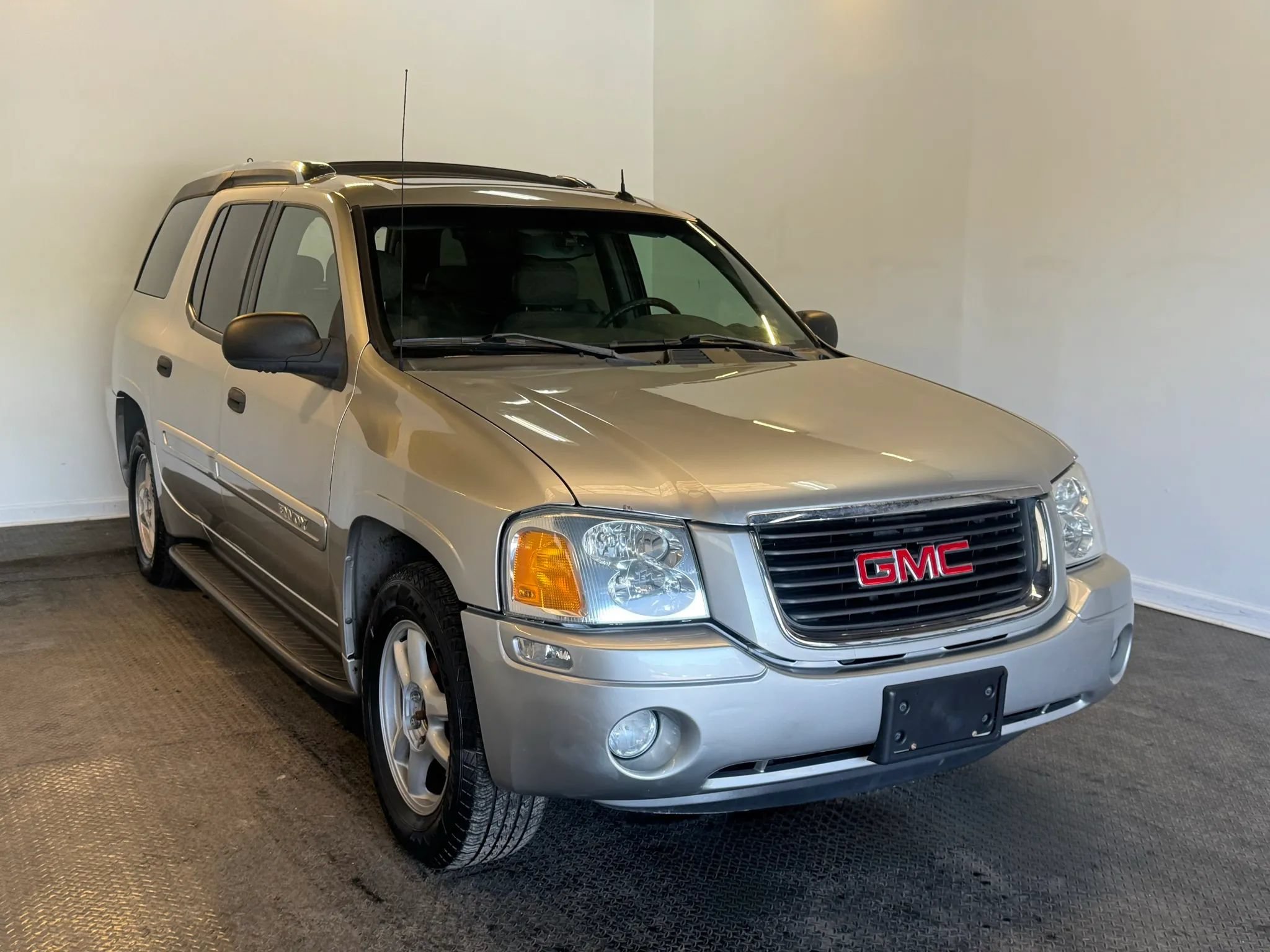 Used 2004 GMC Envoy XUV SLE w/ 1SB Preferred Equipment Group AWD/4WD image 3