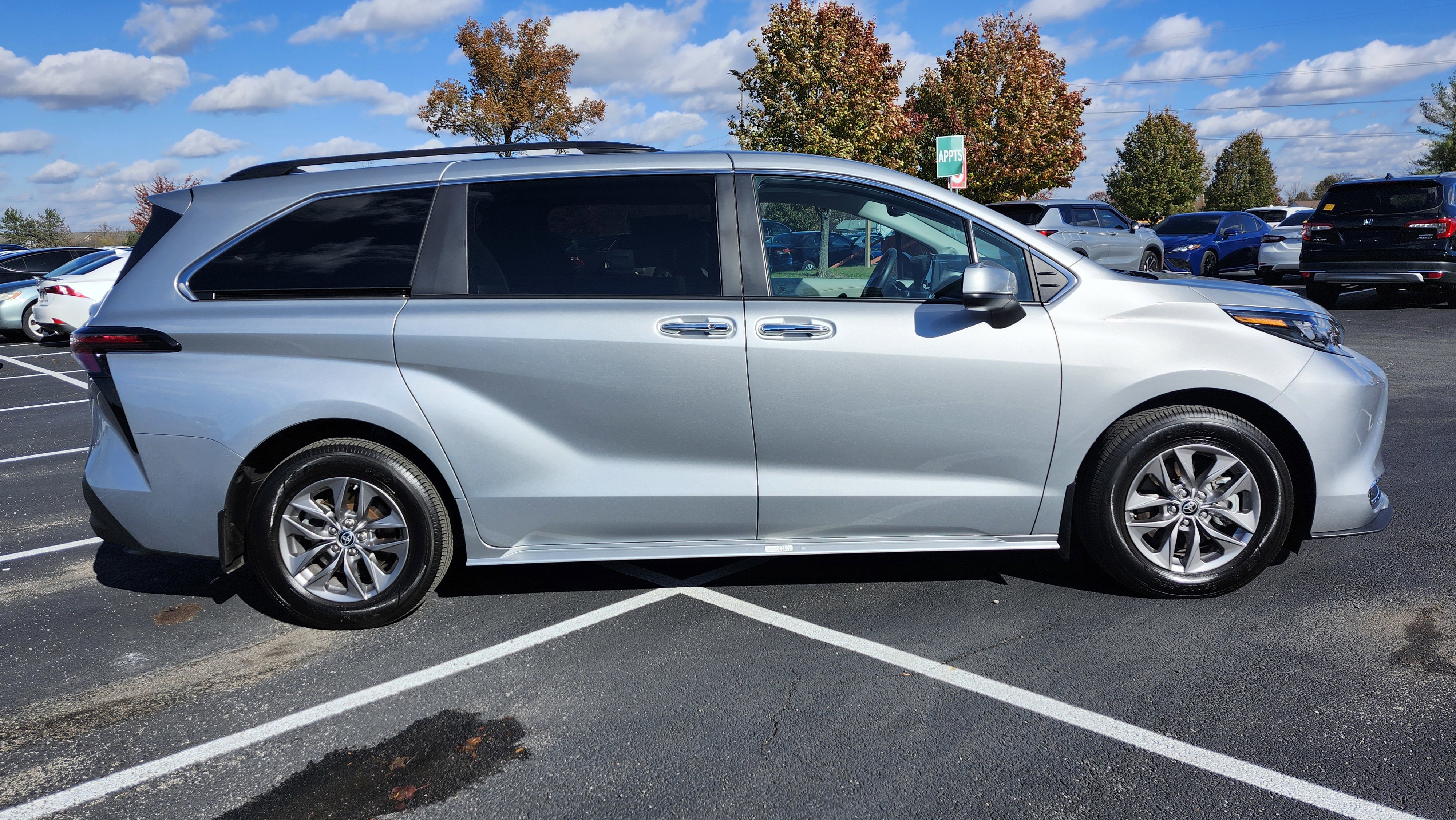 Used 2024 Toyota Sienna XLE w/ XLE Plus Package image 18