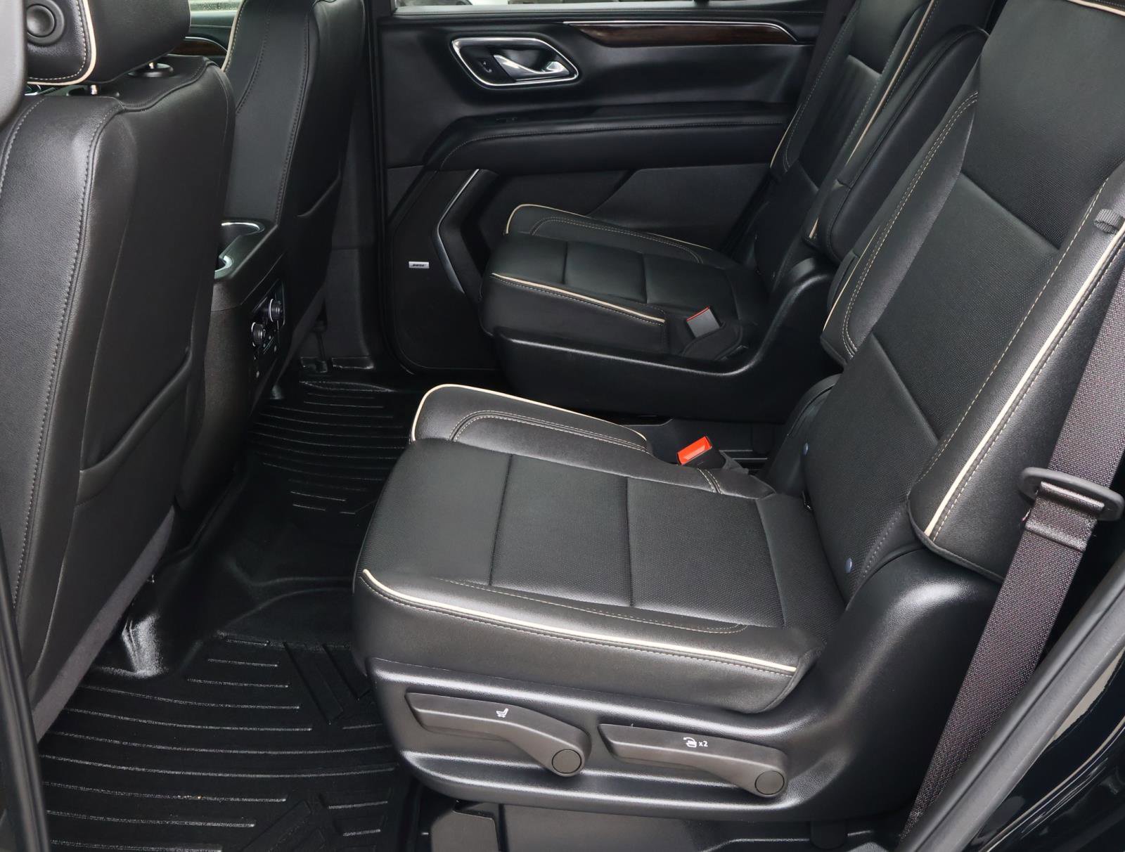 Used 2024 Chevrolet Tahoe Premier w/ Premium Package RWD image 23