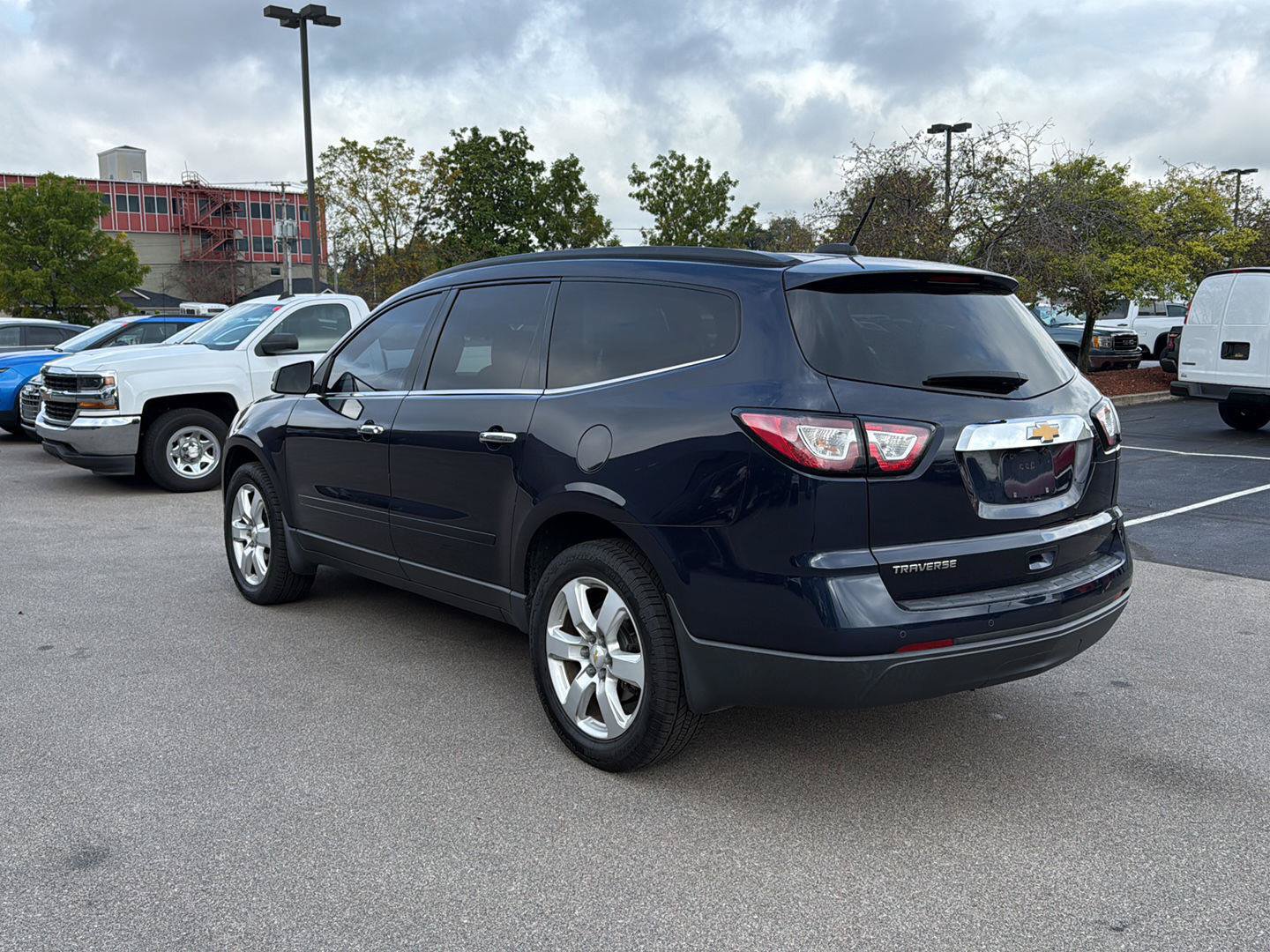 Used 2017 Chevrolet Traverse LT w/ Style and Technology Package FWD image 5
