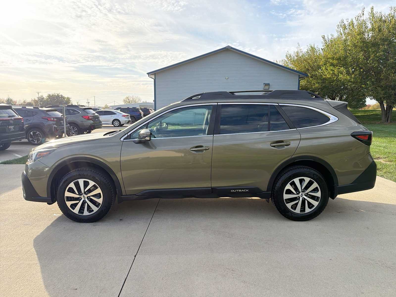 Used 2020 Subaru Outback Premium w/ Popular Package #1 AWD/4WD image 3