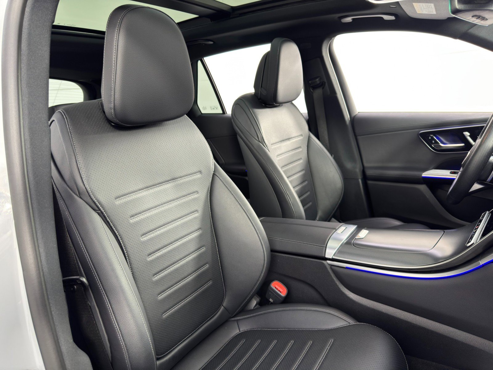 Used 2025 Mercedes-Benz GLC 300 4MATIC w/ AMG Line image 40