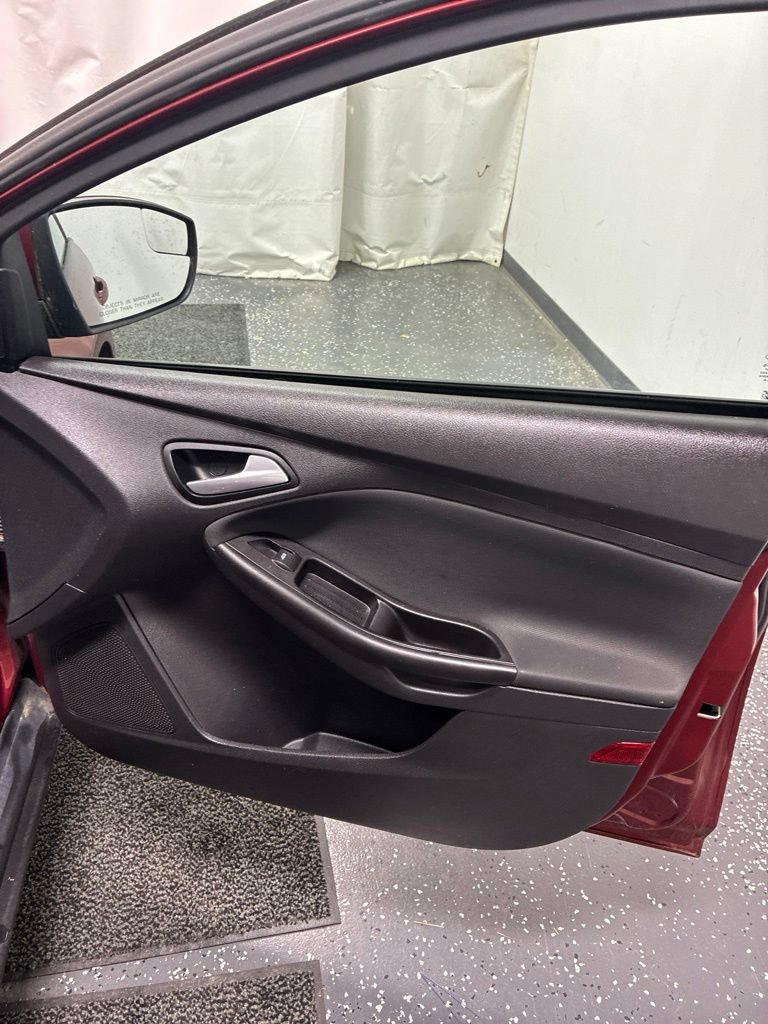Used 2014 Ford Focus SE w/ SE Sport Package FWD image 28