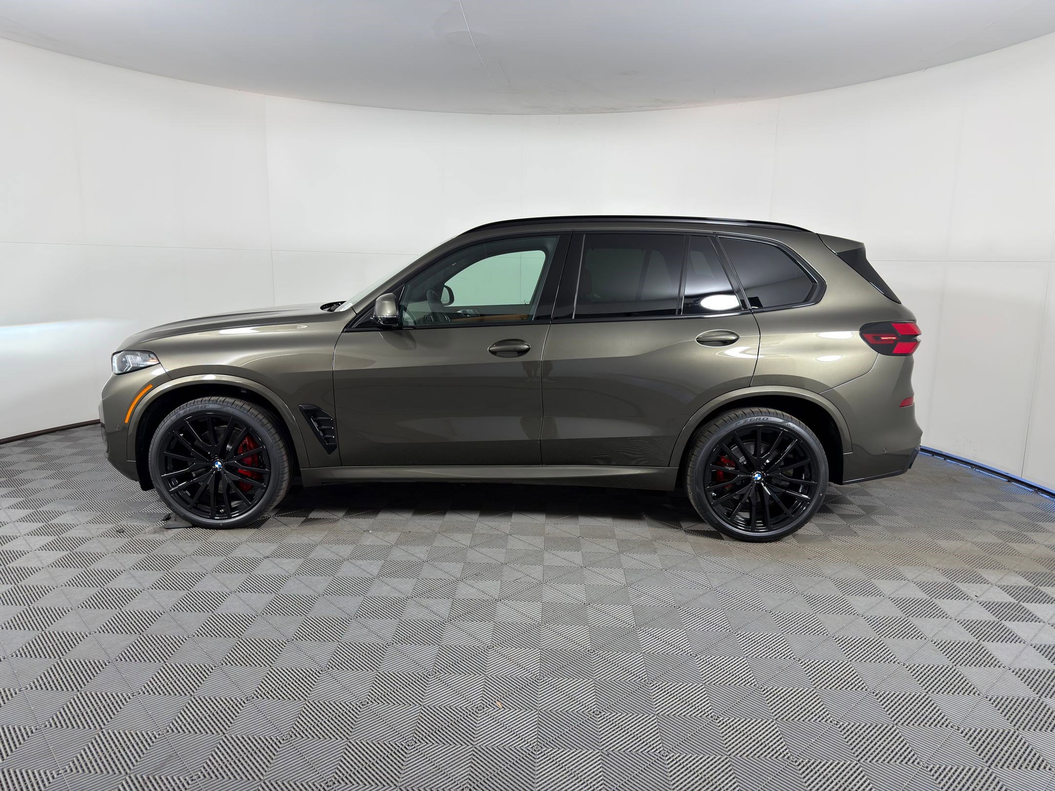 New 2026 BMW X5 xDrive40i w/ M Sport Package image 2