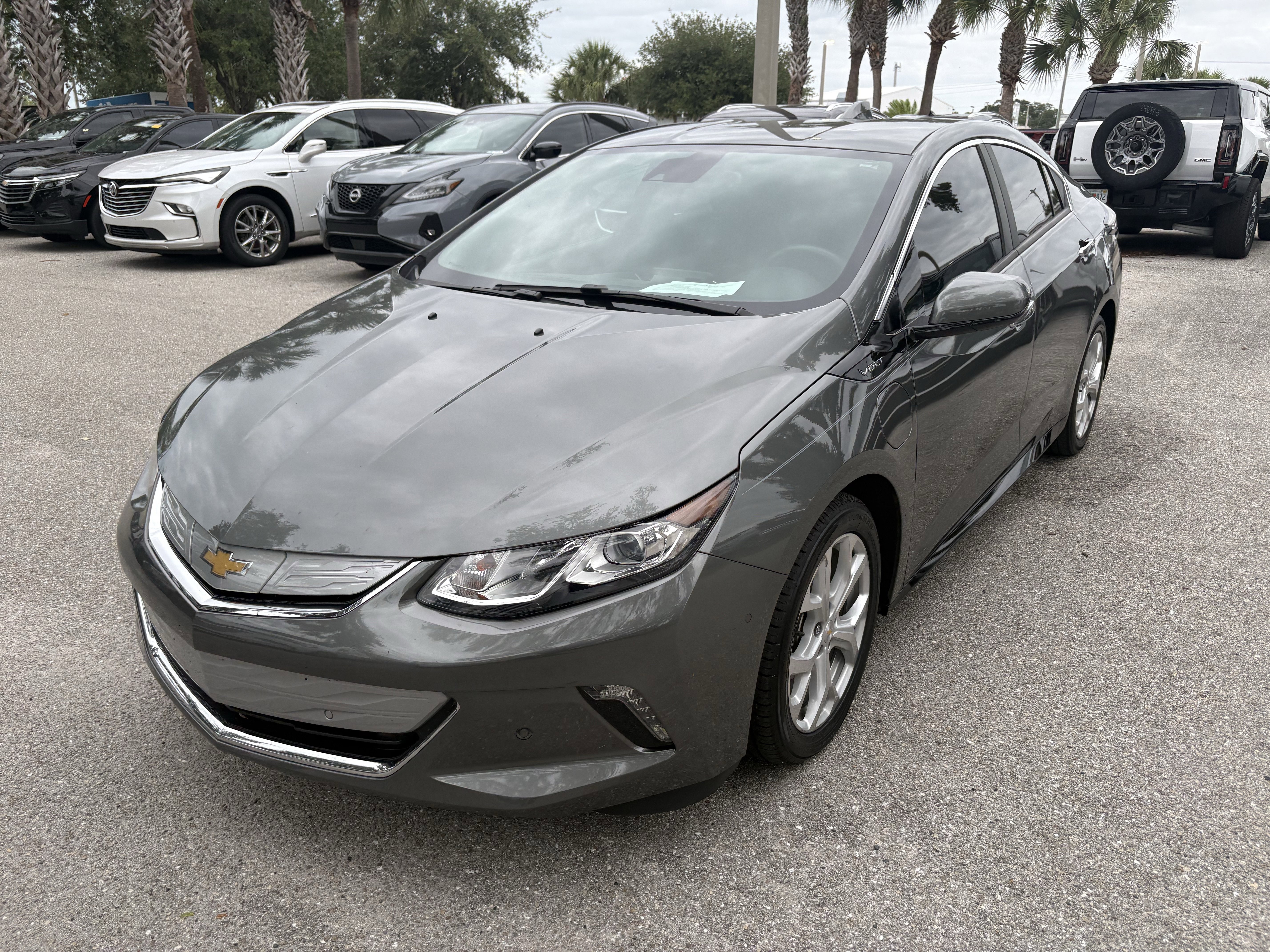 Used 2017 Chevrolet Volt Premier w/ Driver Confidence II Package FWD image 3