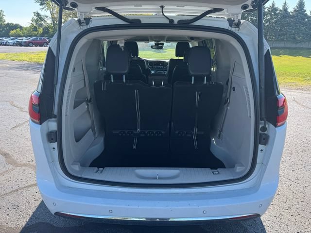 Certified 2024 Chrysler Pacifica Touring-L FWD image 17