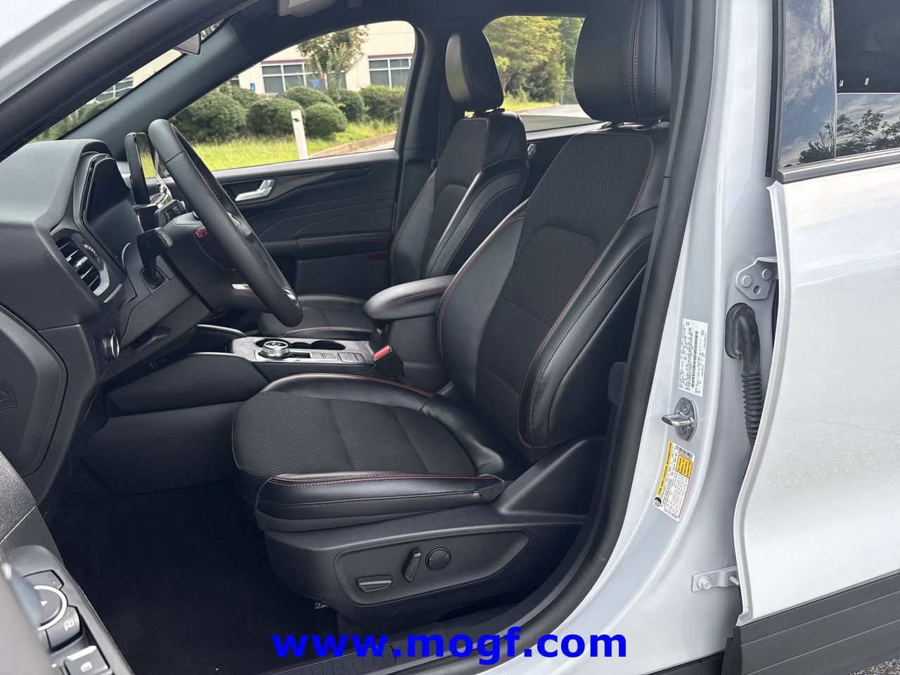Used 2025 Ford Escape ST-Line FWD image 17