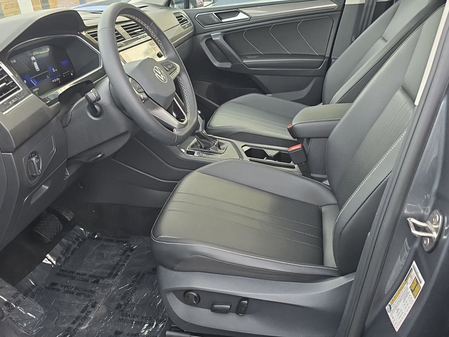 Used 2023 Volkswagen Tiguan SE w/ Panoramic Sunroof Package image 21