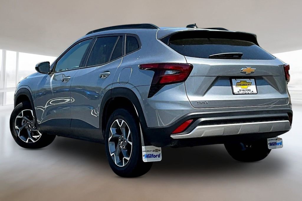 Used 2025 Chevrolet Trax LT FWD image 4