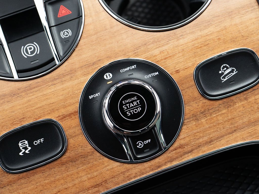 Used 2025 Bentley Bentayga image 36