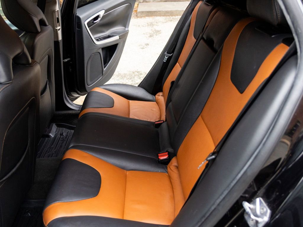 Used 2017 Volvo V60 T5 Cross Country w/ Convenience Package image 18