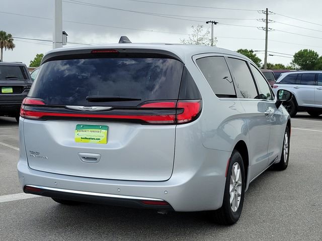 Used 2024 Chrysler Pacifica Touring-L image 6