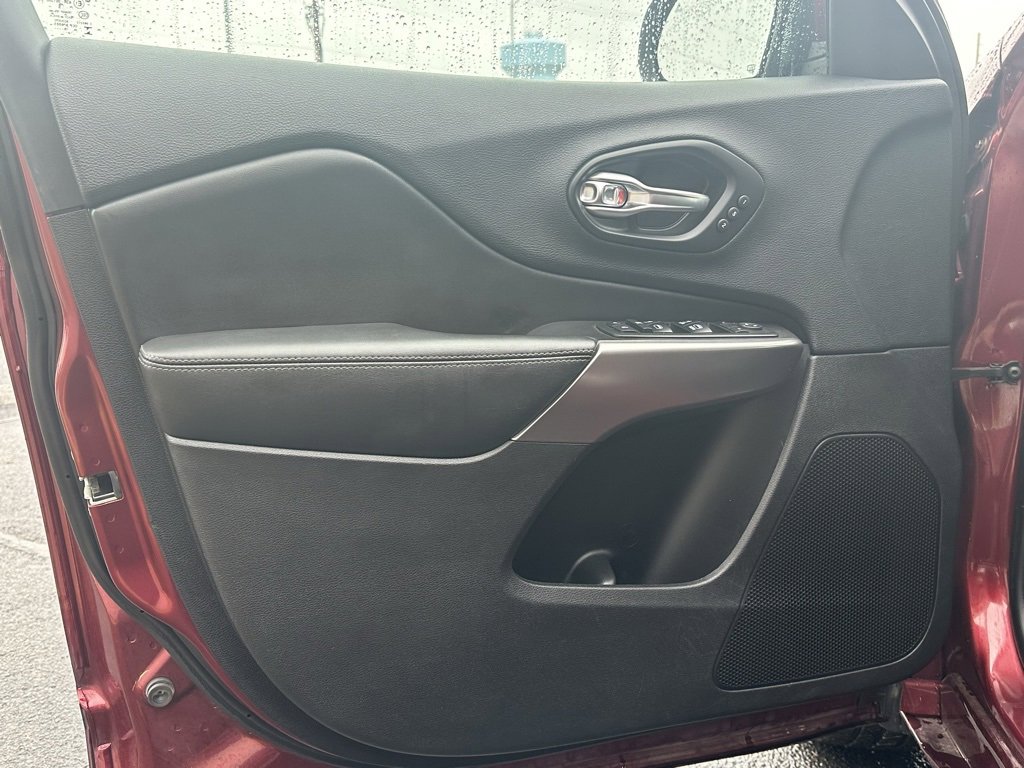 Used 2019 Jeep Cherokee Overland w/ Technology Group image 10