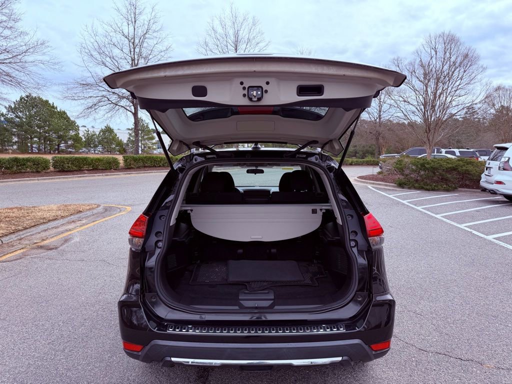 Used 2017 Nissan Rogue SV w/ Midnight Edition Package image 12