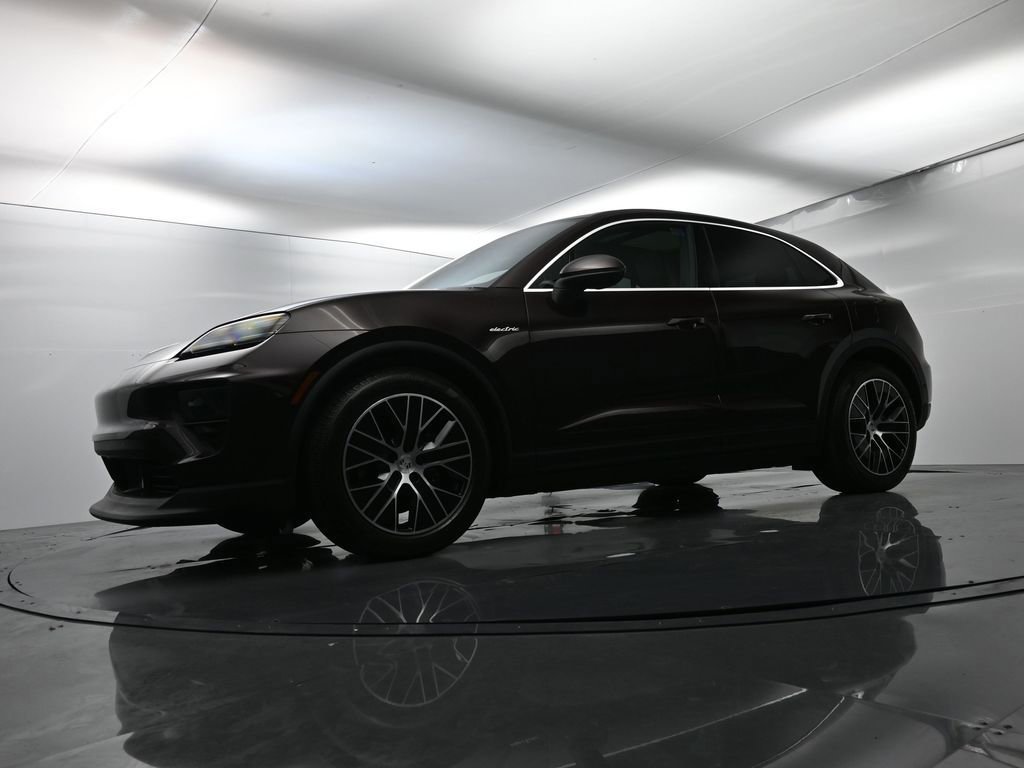 Certified 2025 Porsche Macan 4 Electric image 46