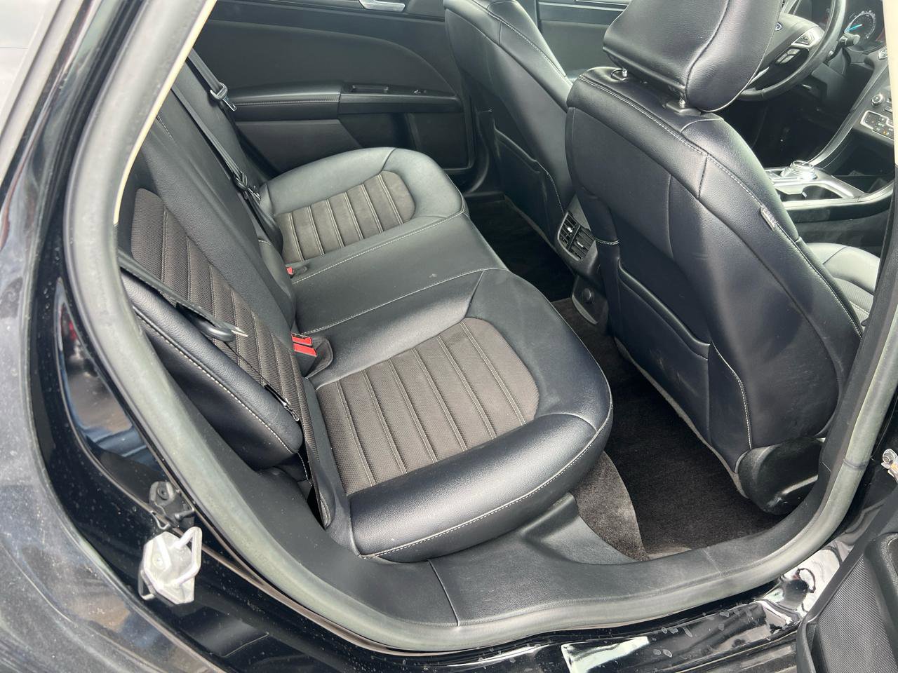 Used 2018 Ford Fusion SE w/ Fusion SE Technology Package FWD image 12