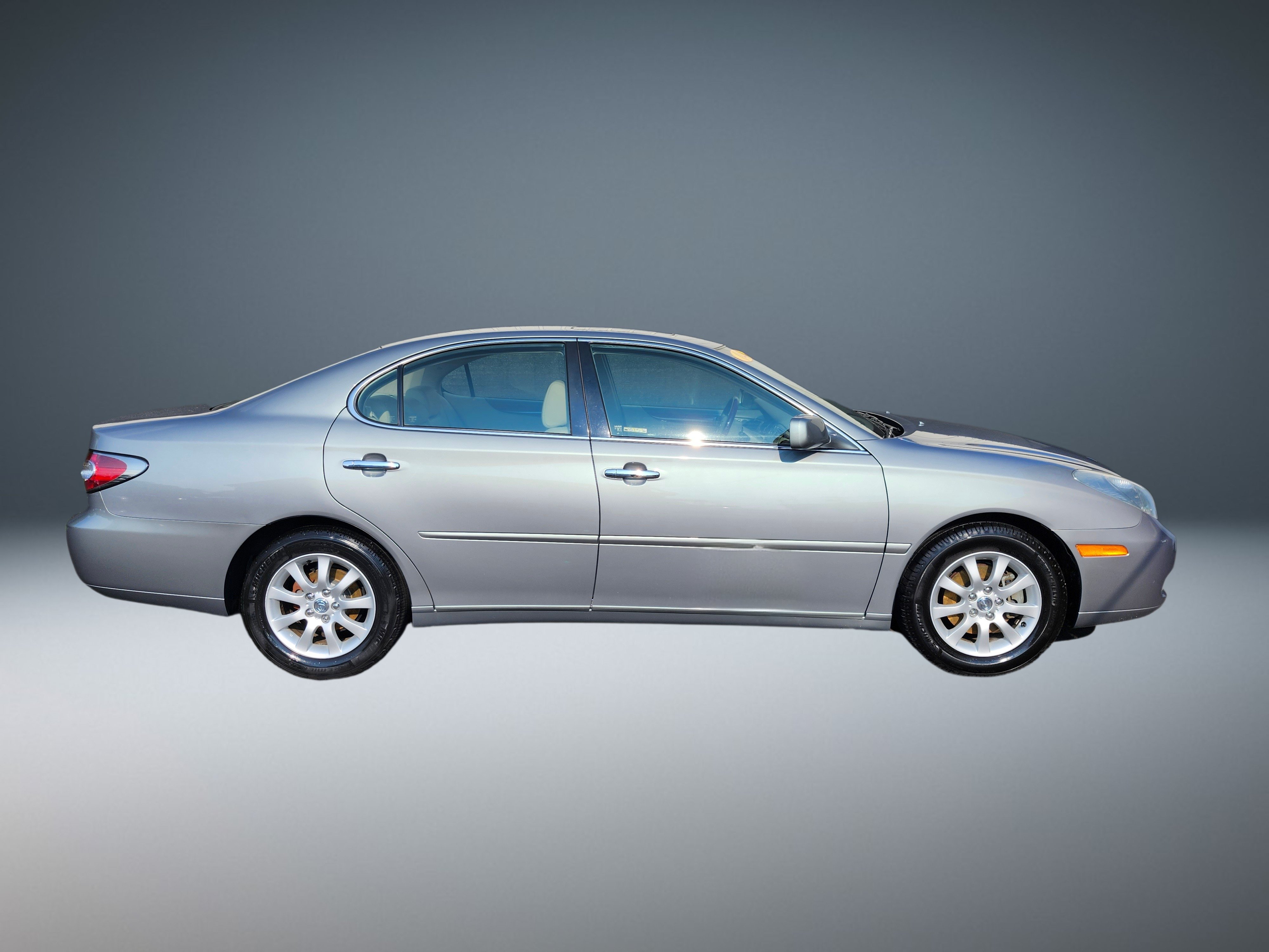 Used 2004 Lexus ES 330 w/ Premium Pkg FWD image 2