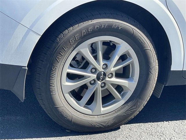 Used 2023 Kia Carnival LX image 7