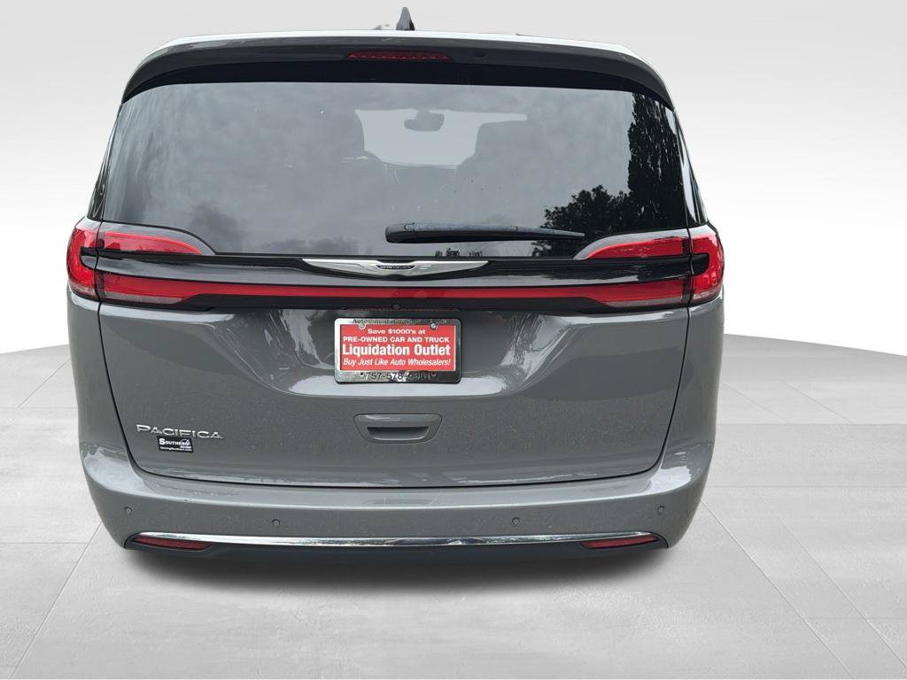 Used 2025 Chrysler Pacifica Select FWD image 12