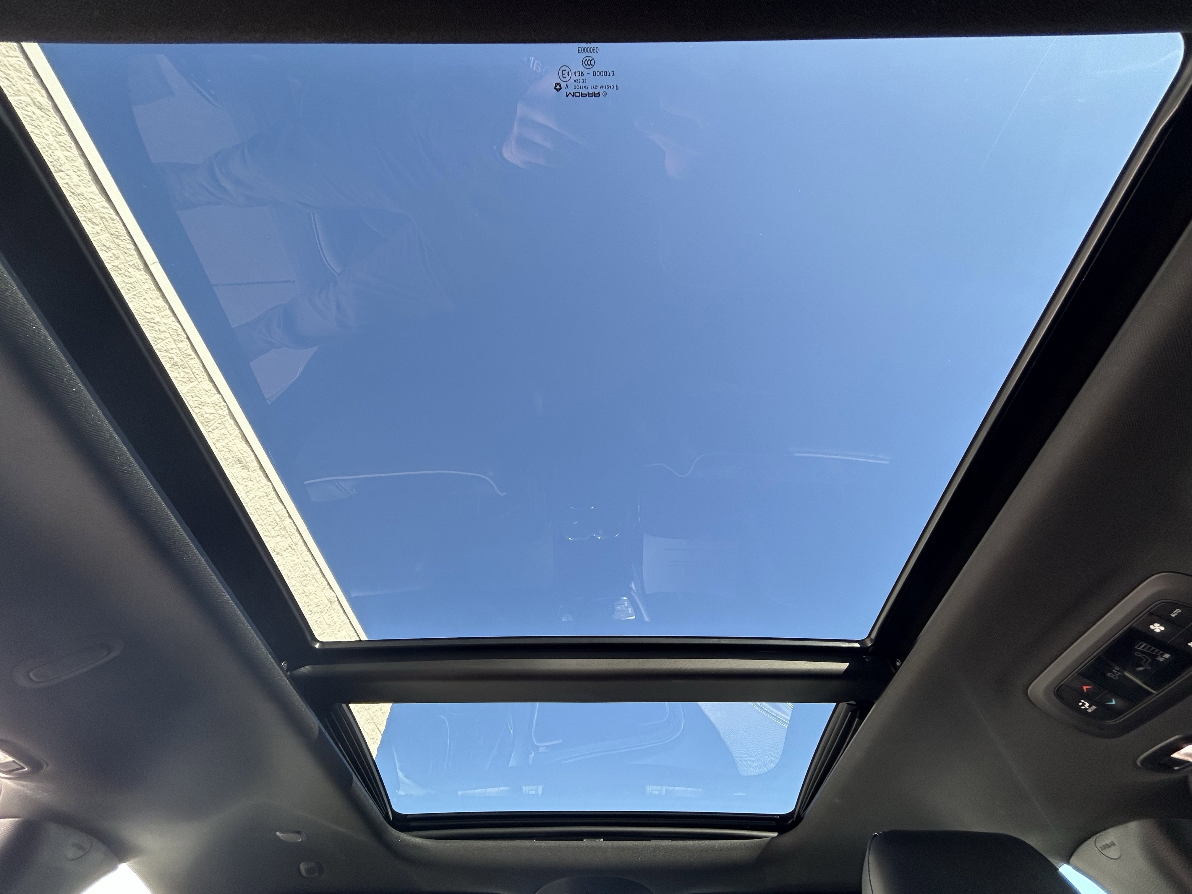 Used 2025 Chrysler Pacifica Limited image 19