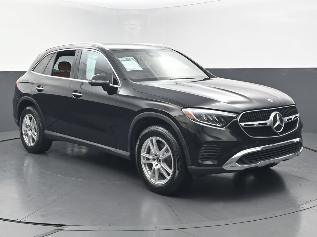 Used 2023 Mercedes-Benz GLC 300 4MATIC w/ Exclusive Trim Package image 3