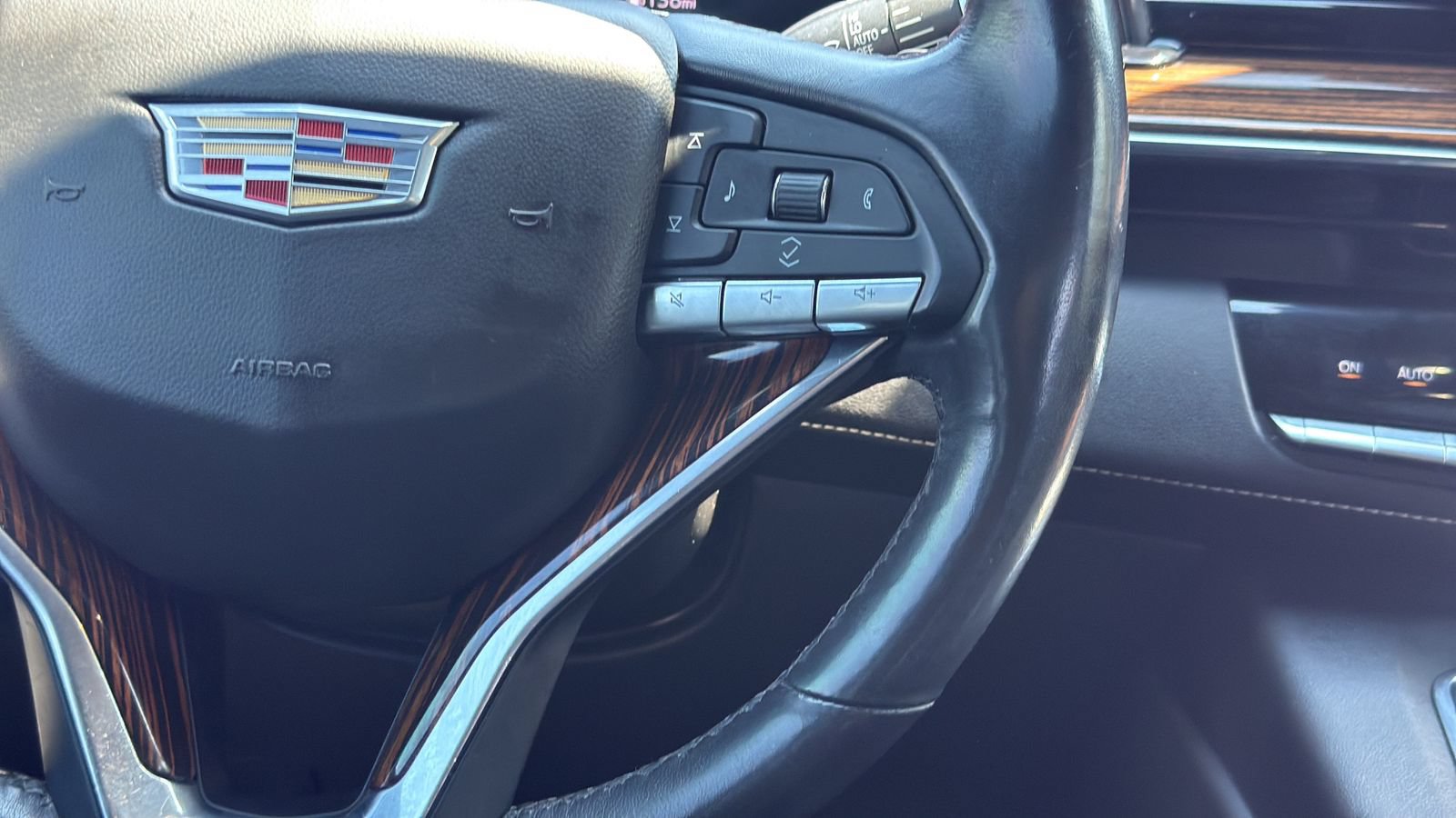 Used 2021 Cadillac Escalade Premium Luxury RWD image 15