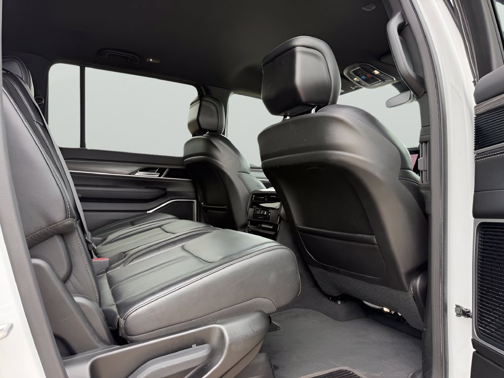 Used 2024 Jeep Wagoneer L Series II RWD image 28