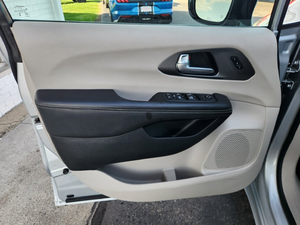 Used 2024 Chrysler Pacifica Touring-L FWD image 25