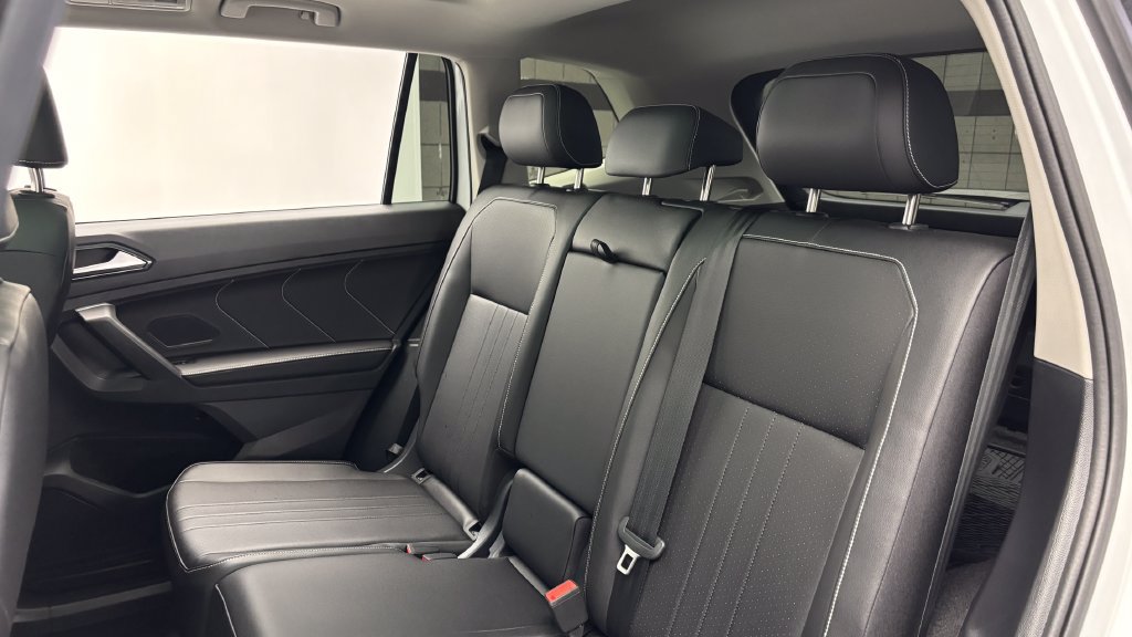 Used 2024 Volkswagen Tiguan SE w/ Panoramic Sunroof Package AWD/4WD image 32