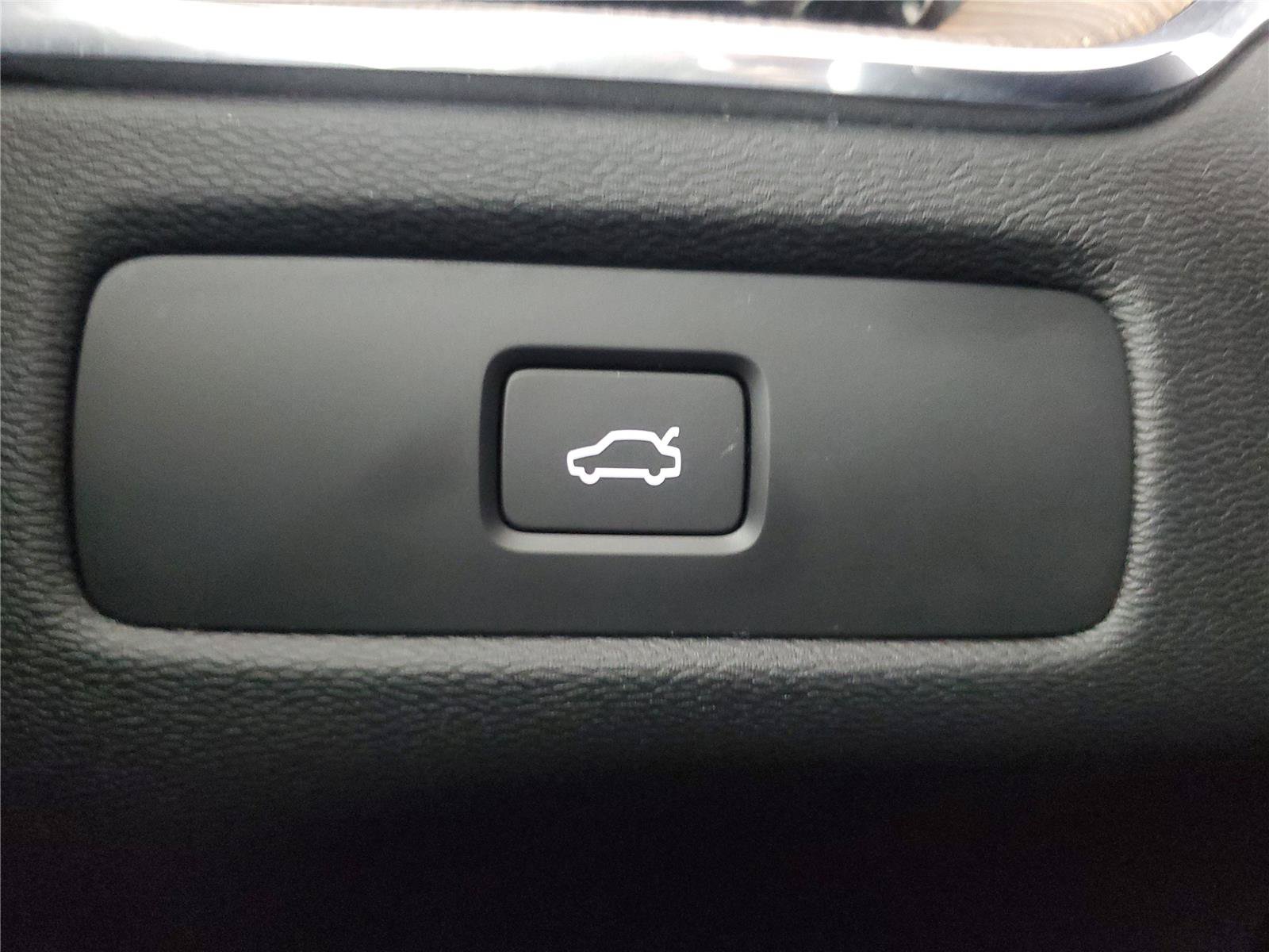 Certified 2023 Volvo XC60 B5 Ultimate w/ Climate Package FWD image 34