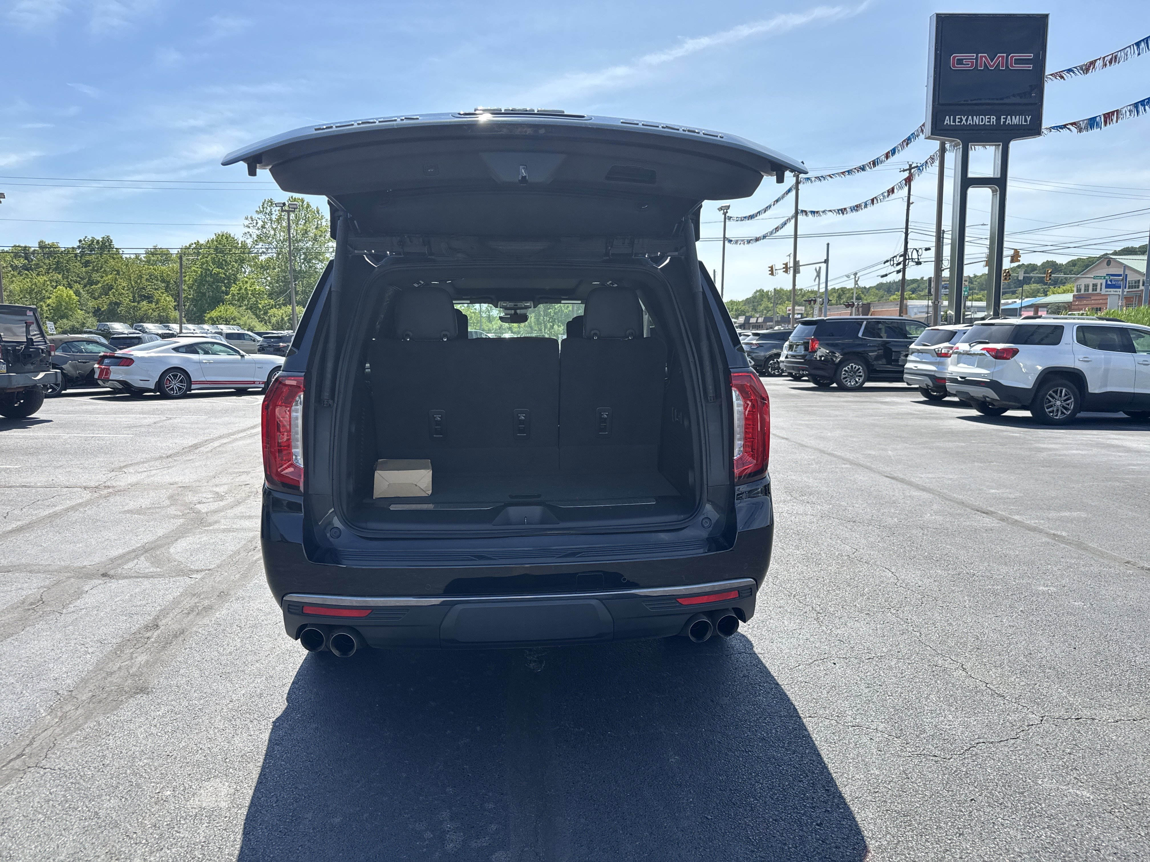 Used 2023 GMC Yukon Denali Ultimate AWD/4WD image 5