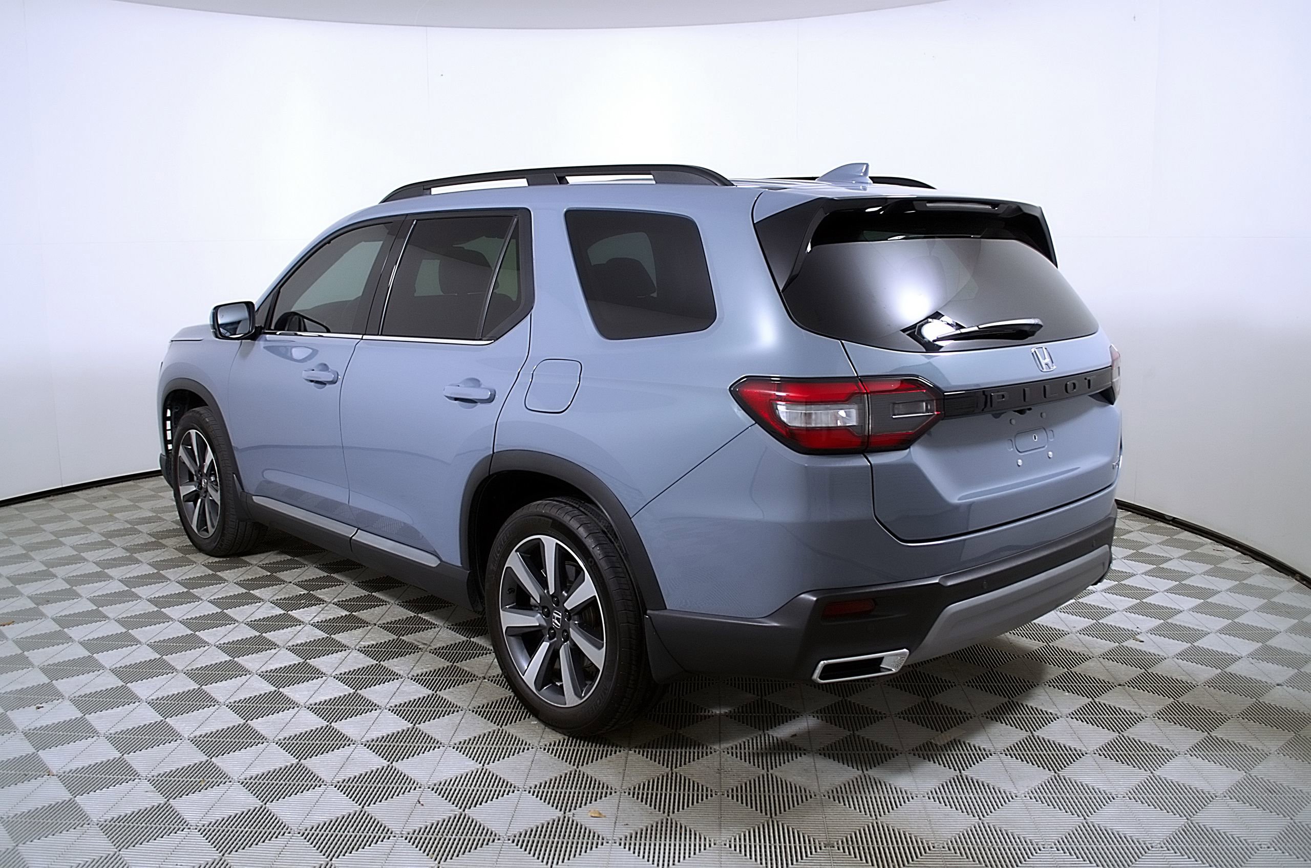 Used 2024 Honda Pilot Touring image 10