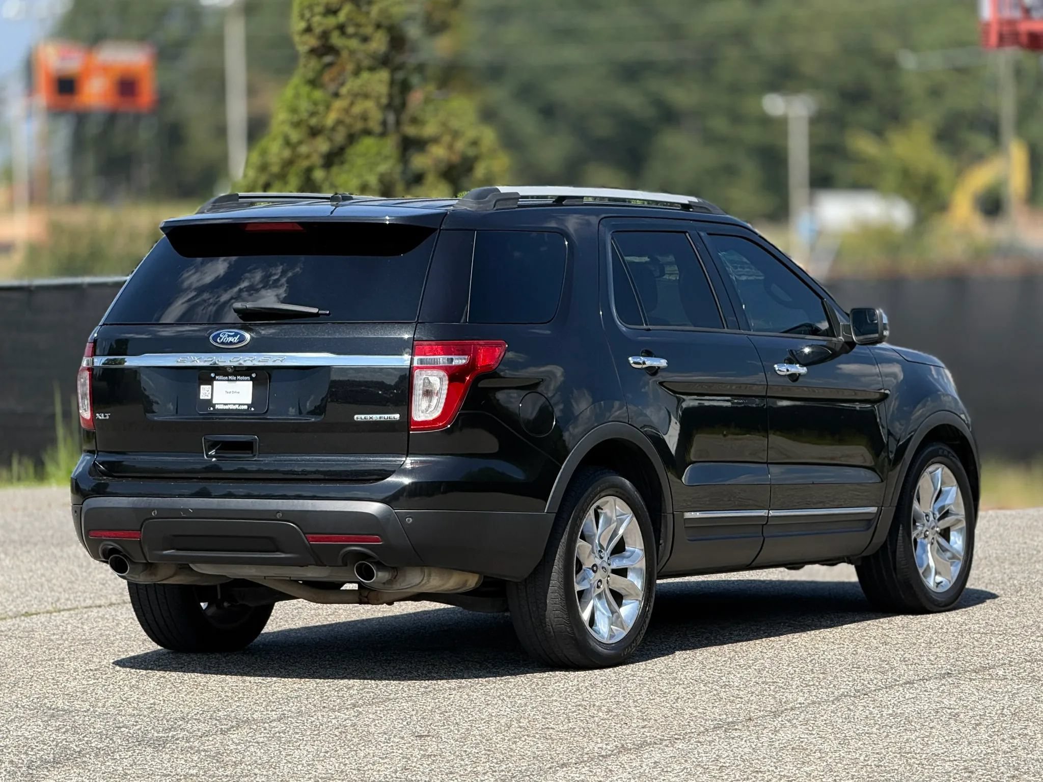 Used 2015 Ford Explorer XLT w/ Equipment Group 202B FWD image 8