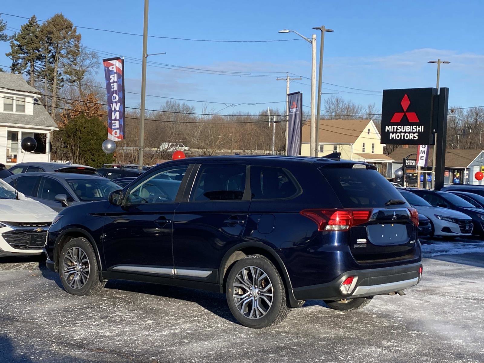 Used 2018 Mitsubishi Outlander ES image 3