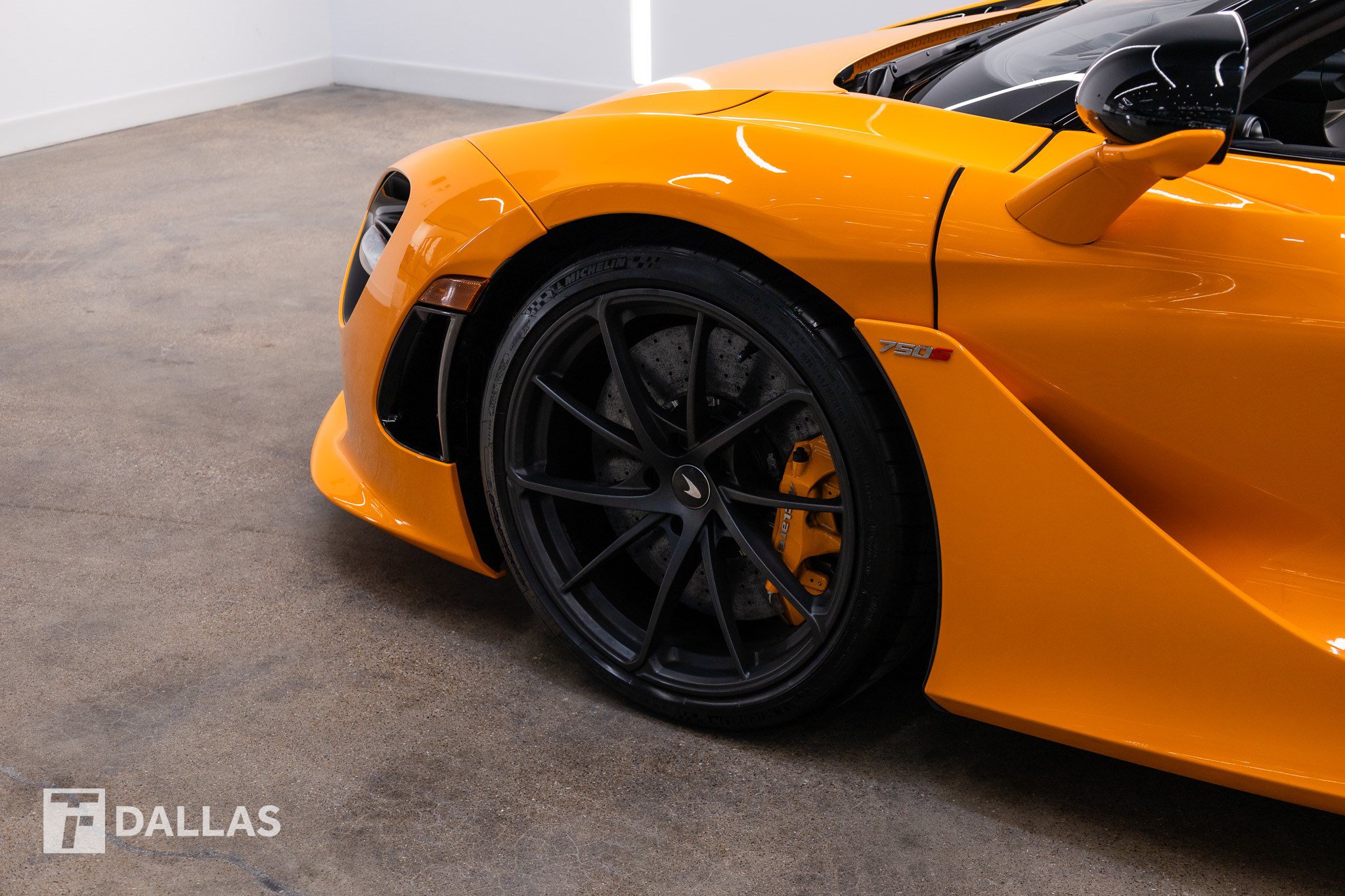 Used 2024 McLaren 750S Spider RWD image 2