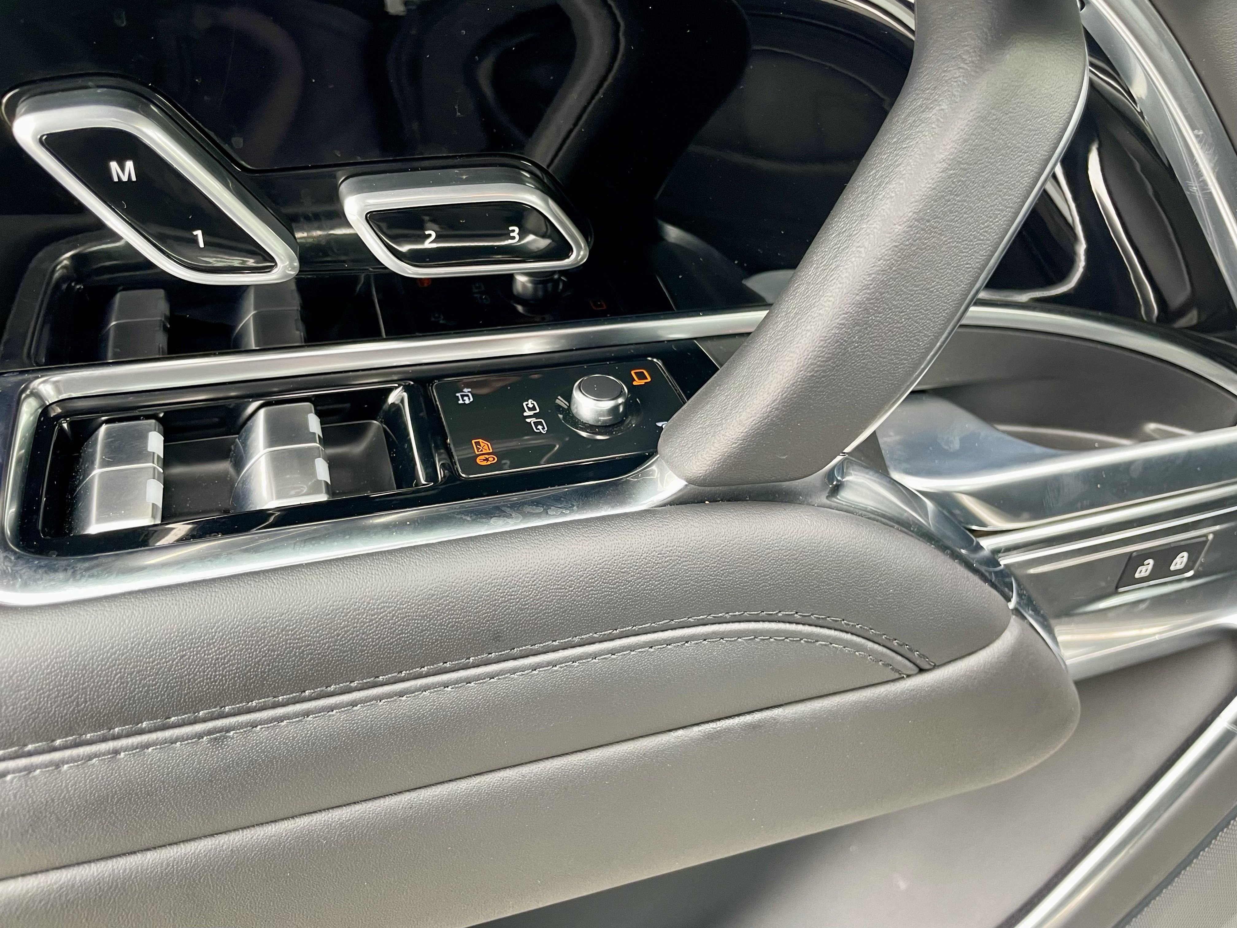 Used 2023 Land Rover Range Rover SE image 12