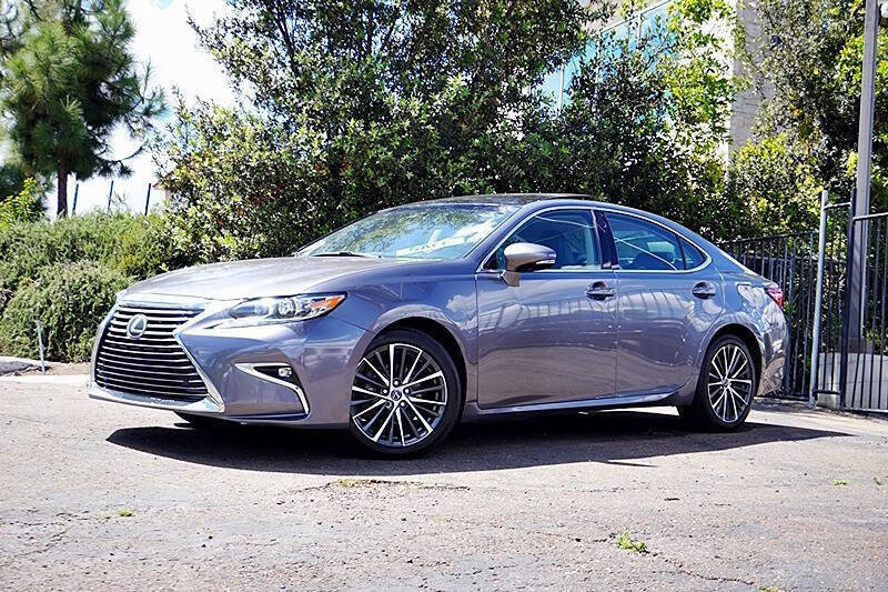 Used 2017 Lexus ES 350 w/ Luxury Package image 2