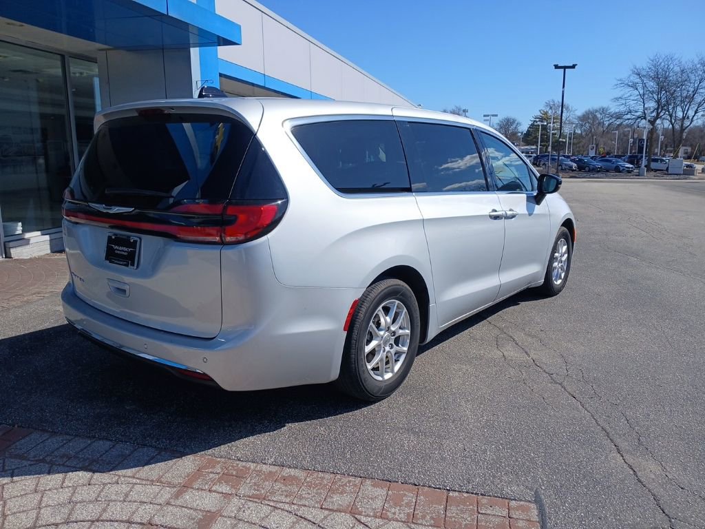 Used 2024 Chrysler Pacifica Touring-L image 8