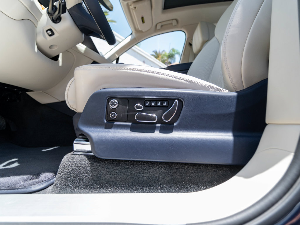 Used 2024 Bentley Bentayga AWD/4WD image 14