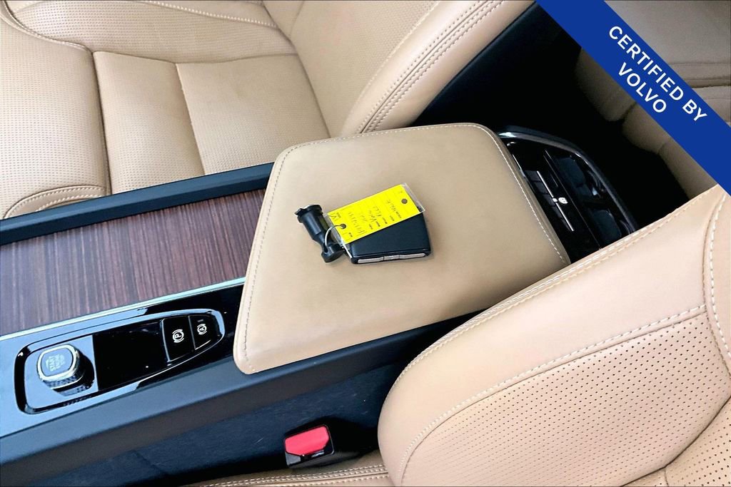 Used 2023 Volvo XC60 B5 Ultimate w/ Protection Package Premier image 13