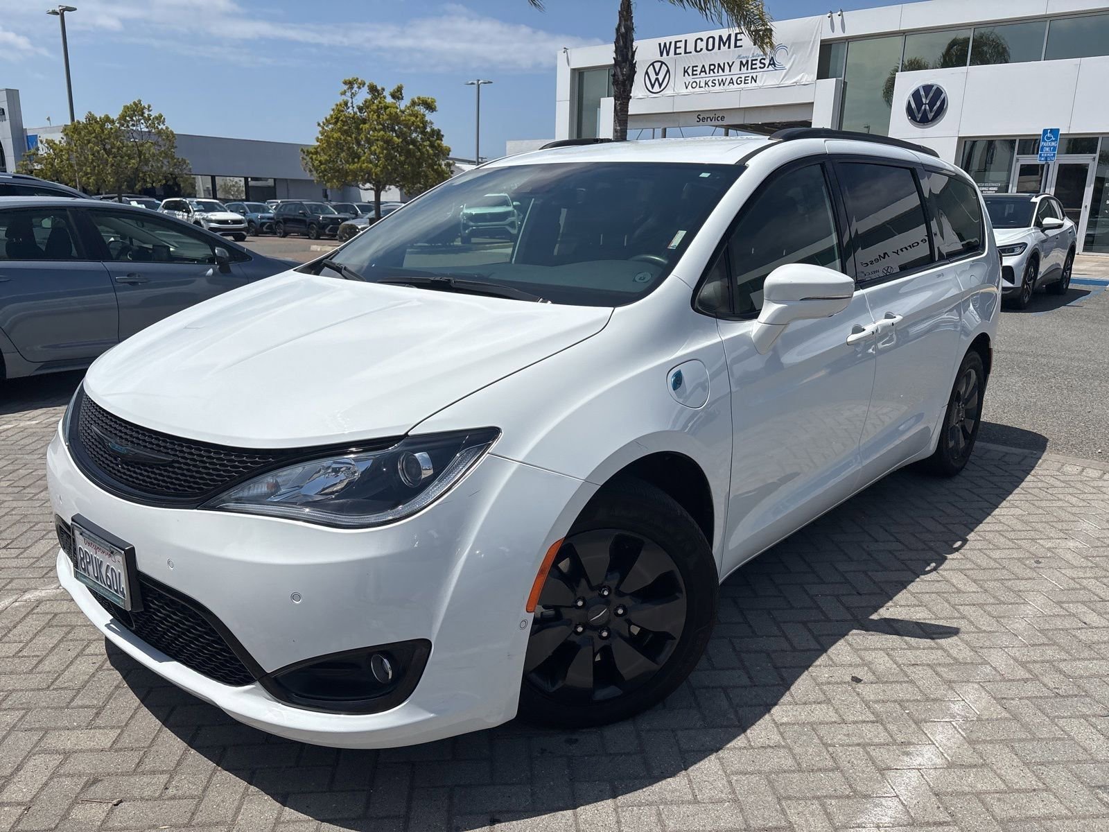 Used 2020 Chrysler Pacifica Limited w/ Advanced Safetytec Group FWD image 2